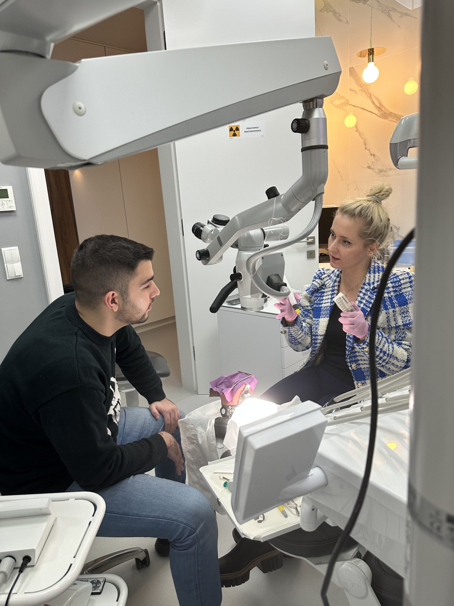 Doktor Urszula Leończak uczy ucznia leczenia kanałowego podczas kursu w Dental Wings.